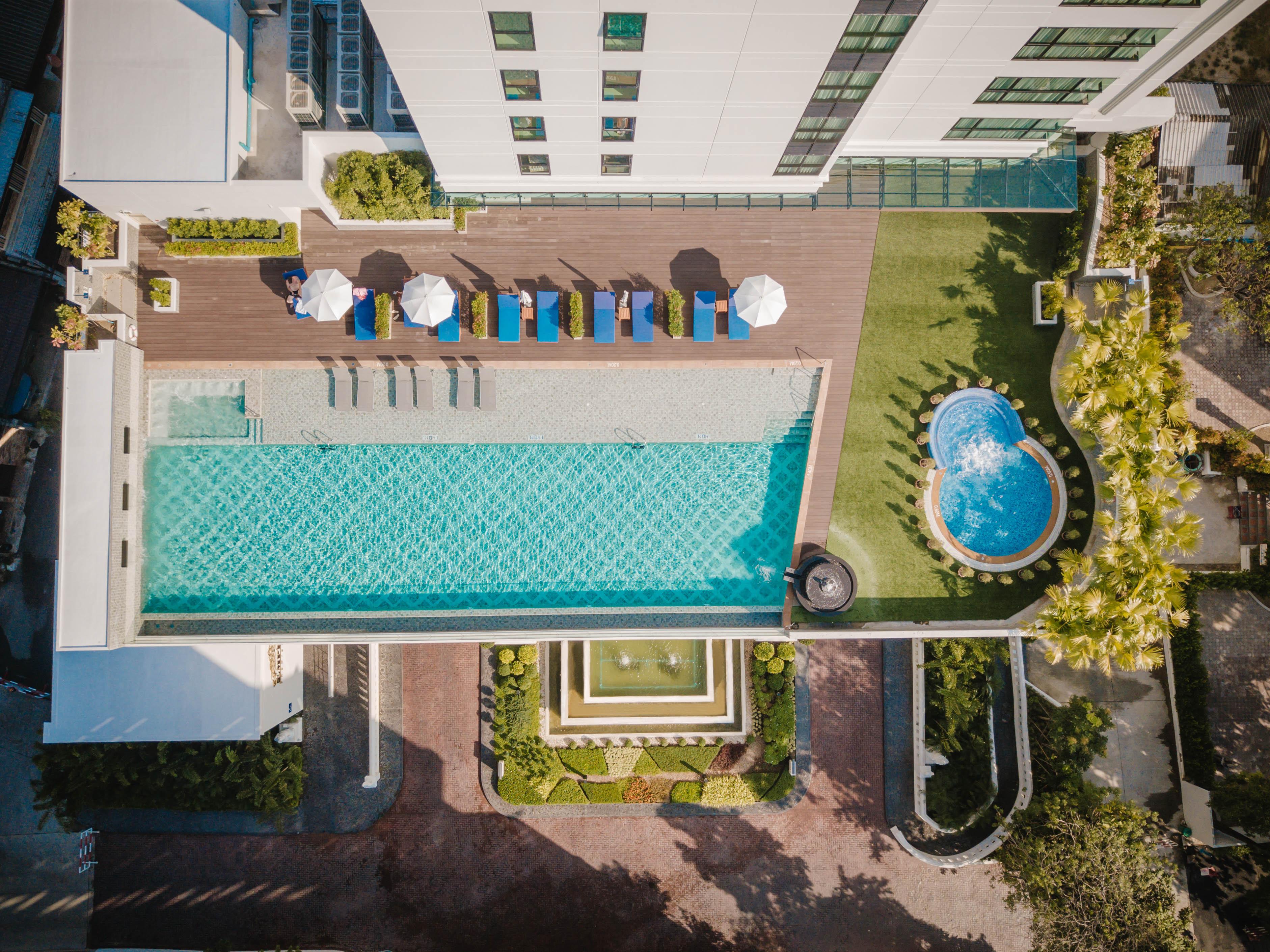 The Empress Premier Chiang Mai - Sha Extra Plus Exteriér fotografie Aerial view of the pool at the hotel