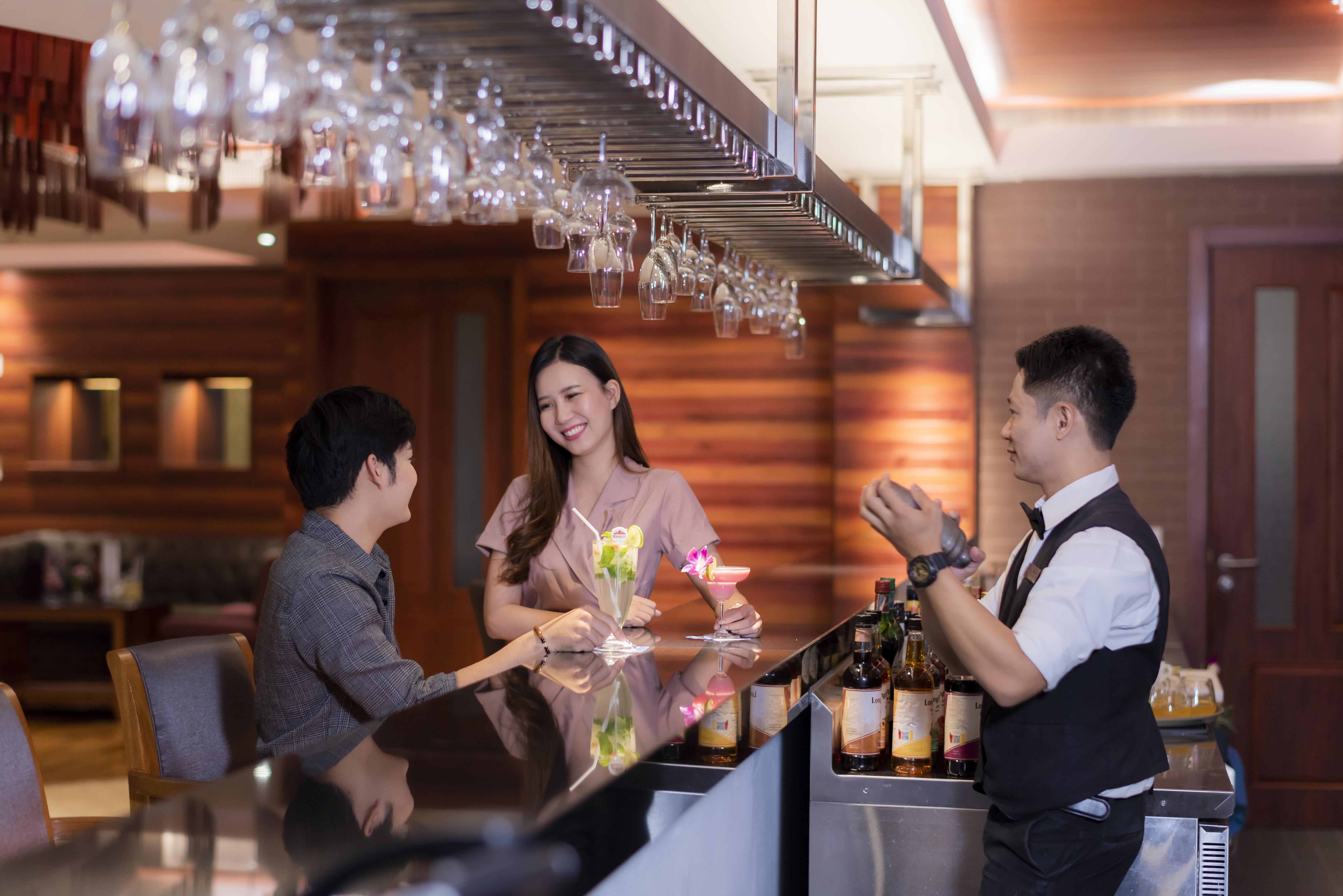 The Empress Premier Chiang Mai - Sha Extra Plus Exteriér fotografie A bartender at work