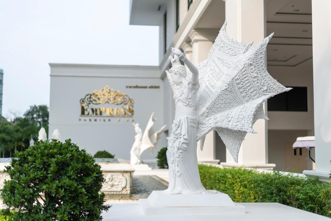 The Empress Premier Chiang Mai - Sha Extra Plus Exteriér fotografie The statue of King Narai the Great at the Narai Hotel
