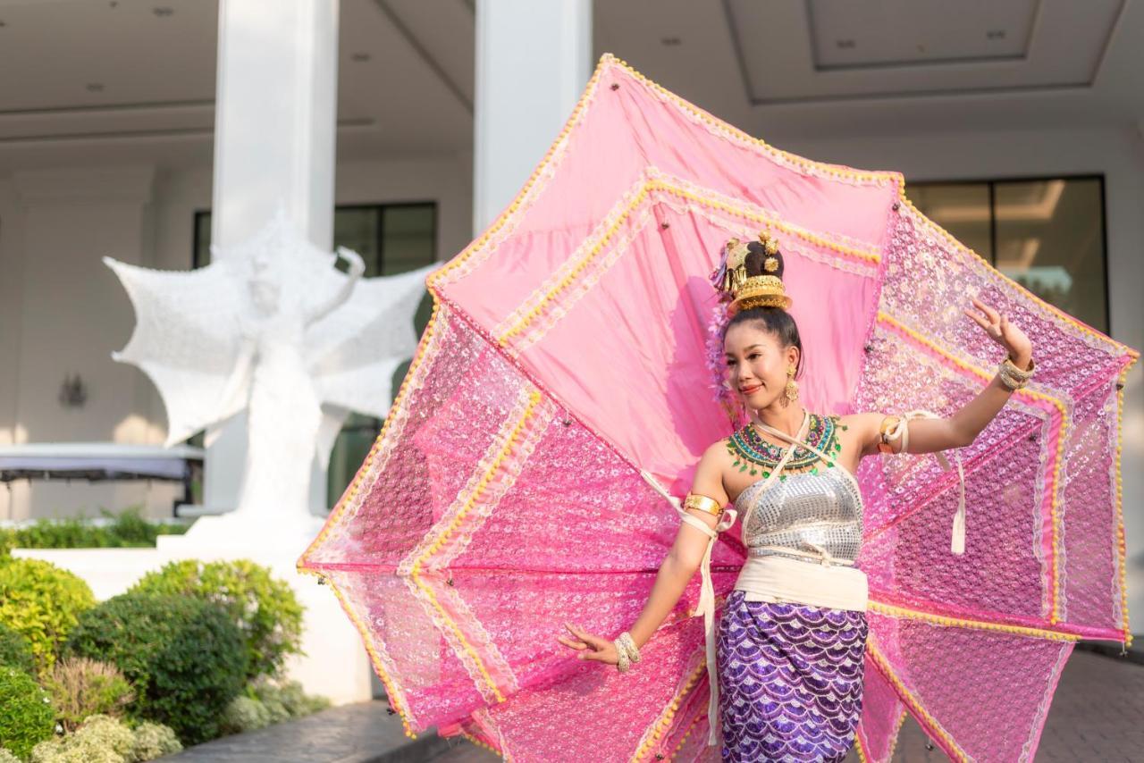 The Empress Premier Chiang Mai - Sha Extra Plus Exteriér fotografie A dancer in traditional Thai attire