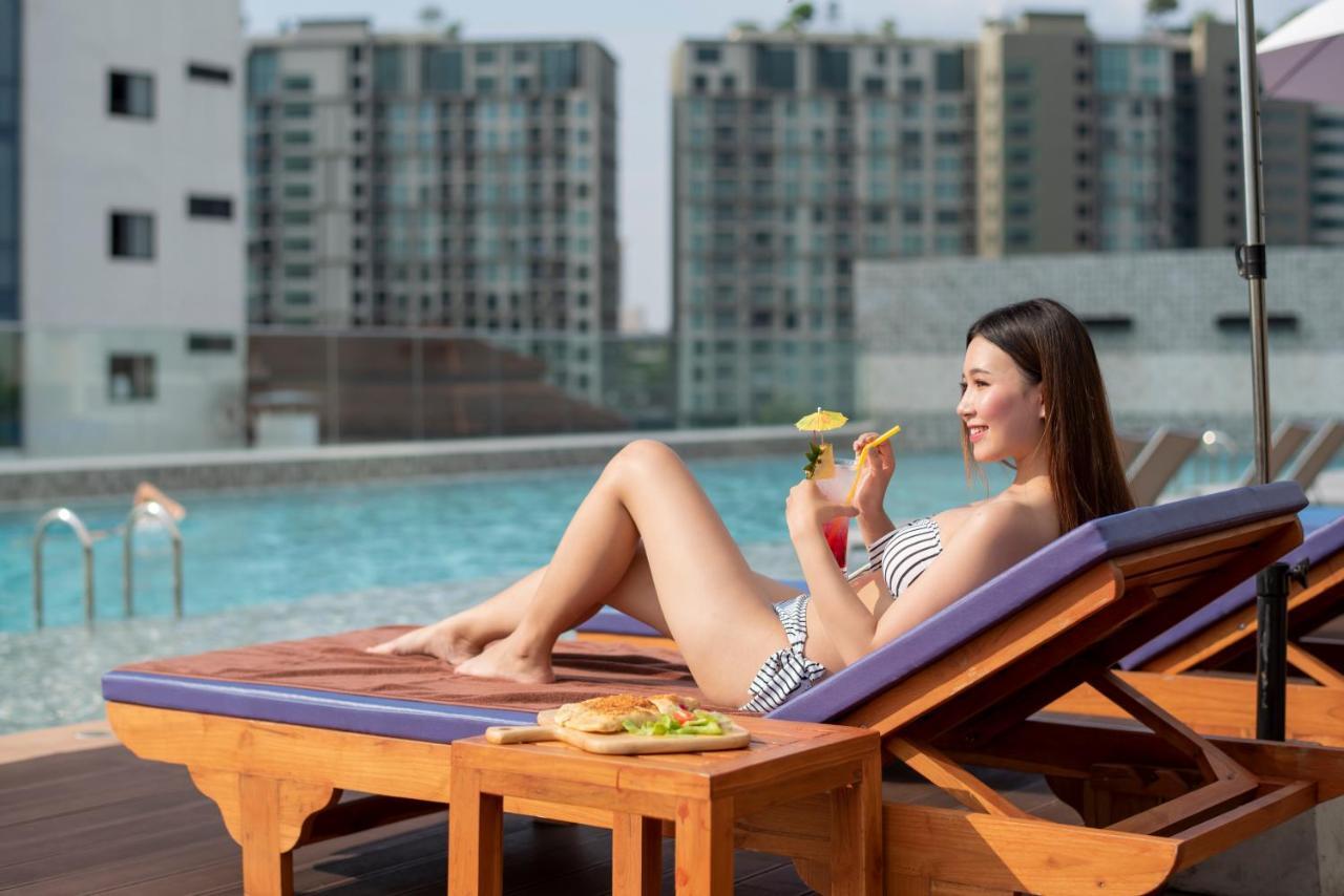 The Empress Premier Chiang Mai - Sha Extra Plus Exteriér fotografie A woman sunbathing