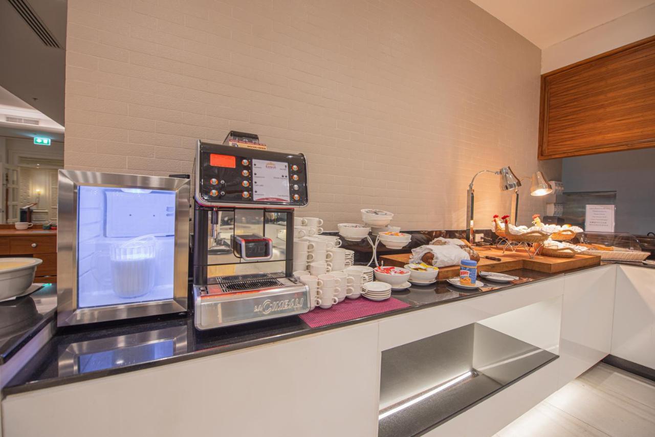 The Empress Premier Chiang Mai - Sha Extra Plus Exteriér fotografie A coffee machine in a hotel