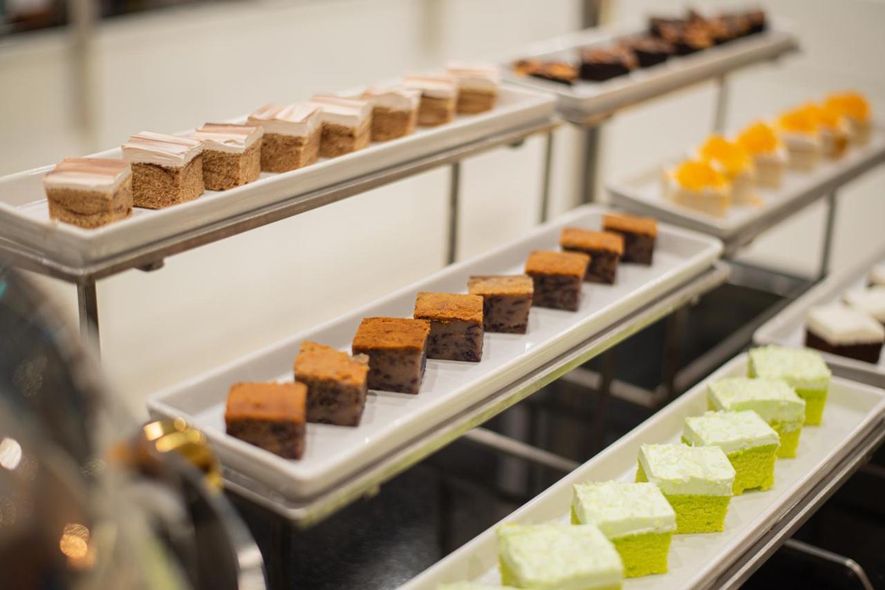 The Empress Premier Chiang Mai - Sha Extra Plus Exteriér fotografie A selection of petit fours