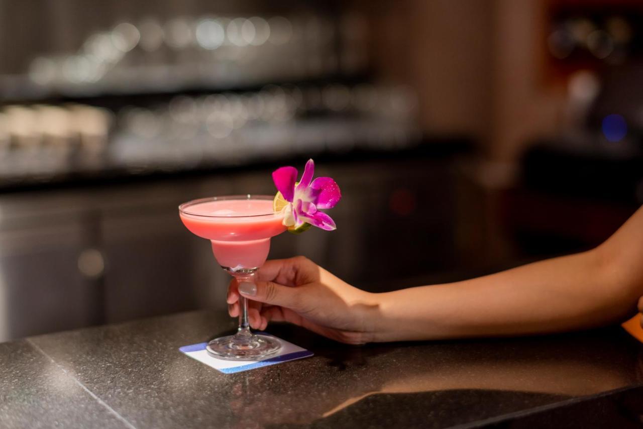 The Empress Premier Chiang Mai - Sha Extra Plus Exteriér fotografie A cosmopolitan garnished with a lime and an orchid