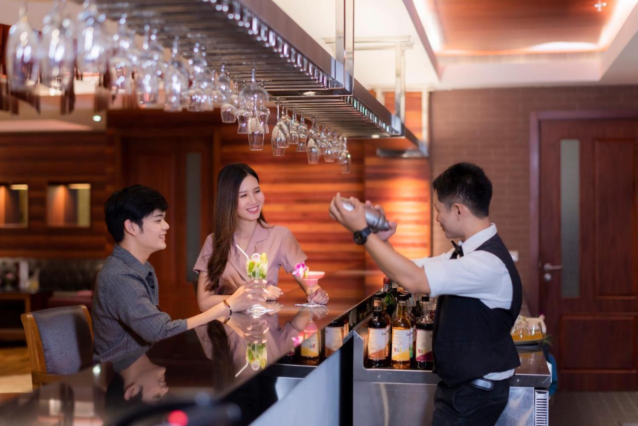 The Empress Premier Chiang Mai - Sha Extra Plus Exteriér fotografie A bartender at work