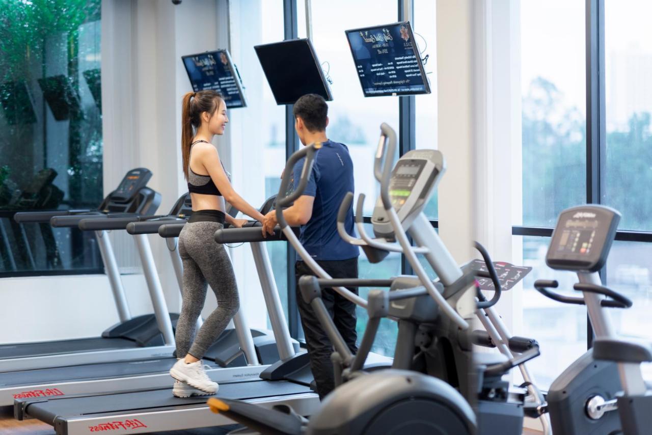 The Empress Premier Chiang Mai - Sha Extra Plus Exteriér fotografie A personal trainer with a client