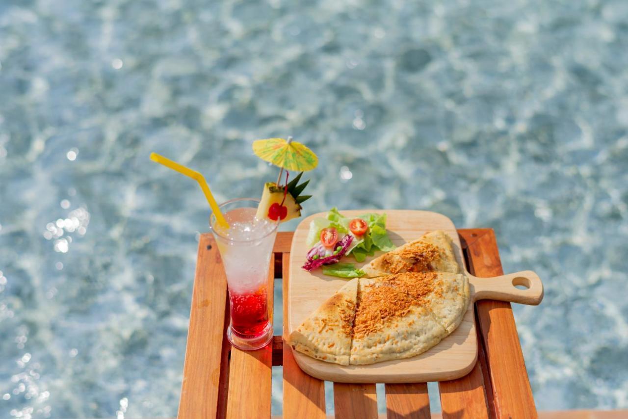 The Empress Premier Chiang Mai - Sha Extra Plus Exteriér fotografie A typical poolside snack